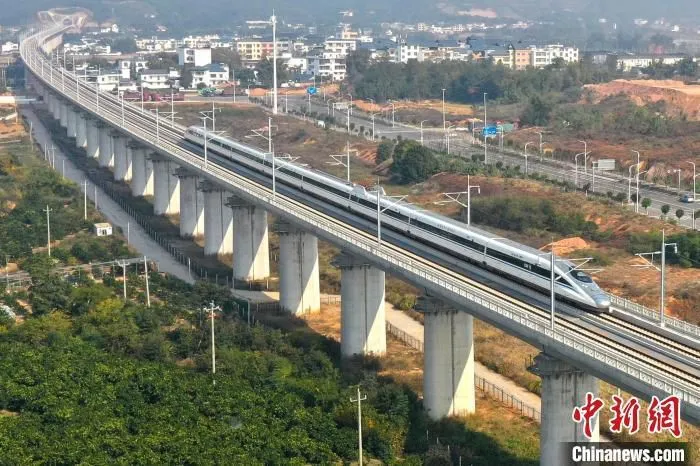 图为赣深高铁动车组从“世界橙乡”江西省赣州市信丰县境内飞驰而过。(资料图) 刘占昆 摄