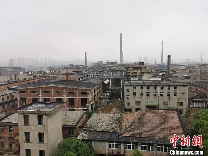 株洲清水塘老工业区内的冶炼、化工企业全面关停搬迁，仅剩小部分厂房将被规划建设成工业博物馆。　刘曼 摄
