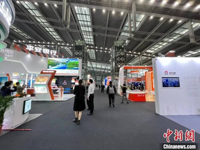 图为第十五届深圳国际金融博览会现场。　朱族英 摄