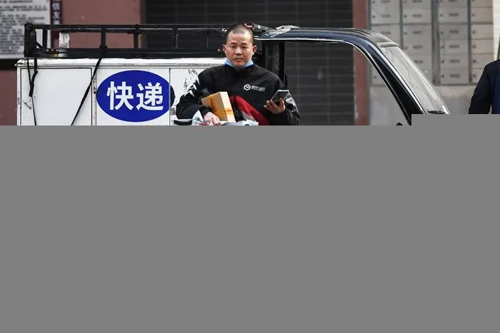 3月25日，快递员在北京一小区内派件。中新社记者 张兴龙 摄