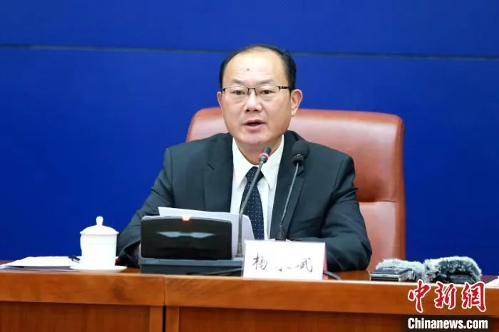 济南市自然资源和规划局局长杨永斌在发布会上介绍有关情况。　梁犇 摄