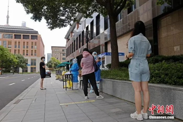 市民有序排队进行核酸检测采样。 殷立勤 摄
