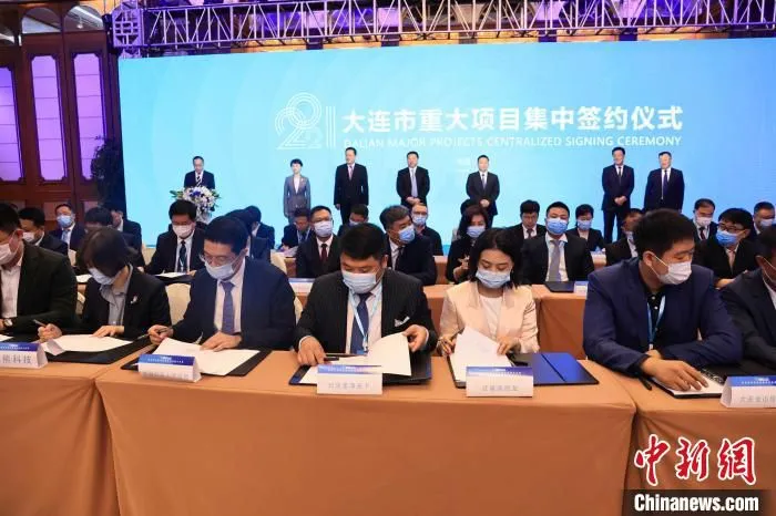 图为签约仪式现场。　王宇 摄