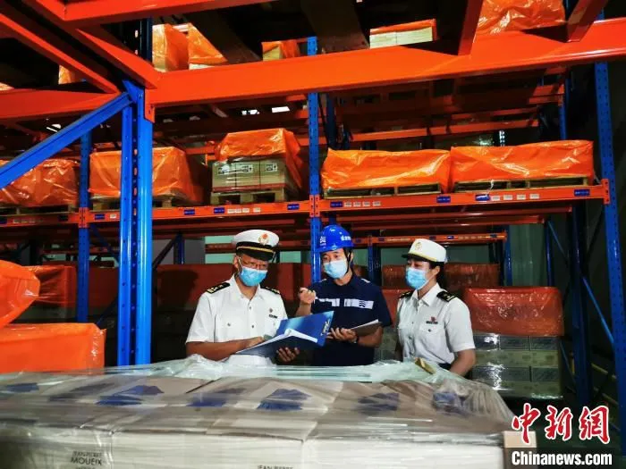 图为天津海关所属东疆海关关员在保税仓储企业仓库进行现场监管。　天津海关供图