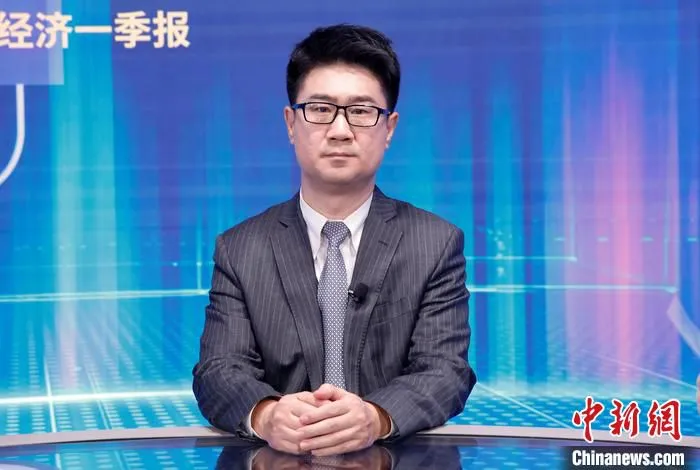 中国民生银行首席研究员温彬在《中新财经·中国经济“新”观察》访谈现场。 中新社记者 李骏 摄
