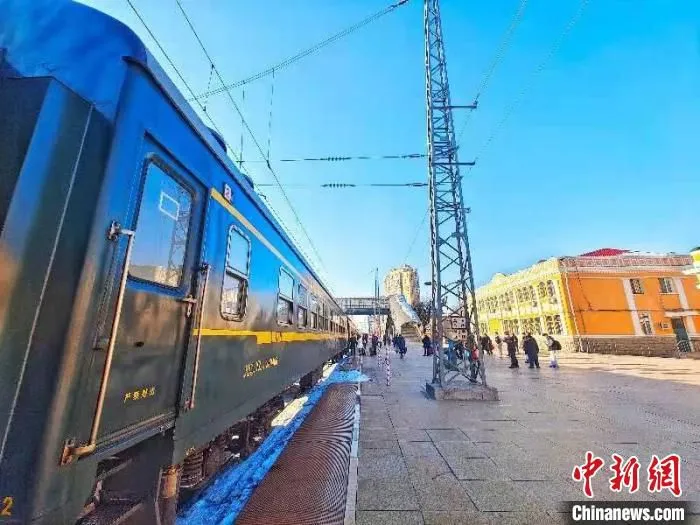 旅客乘坐哈尔滨最后一趟老式绿皮车。　原勇 摄