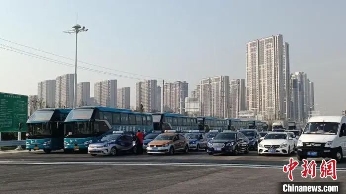 等待上高速“尝鲜”的车辆。　孙权 摄