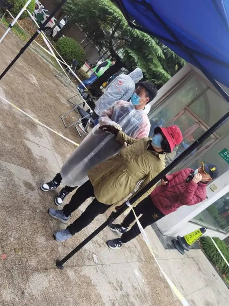 途虎养车工场店合川路、虹中路店店长王伟率队提供志愿服务。
