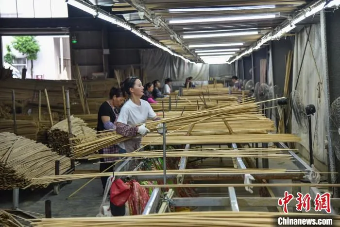 浙江龙泉查田镇竹木制品加工厂生产车间 范宇斌 摄