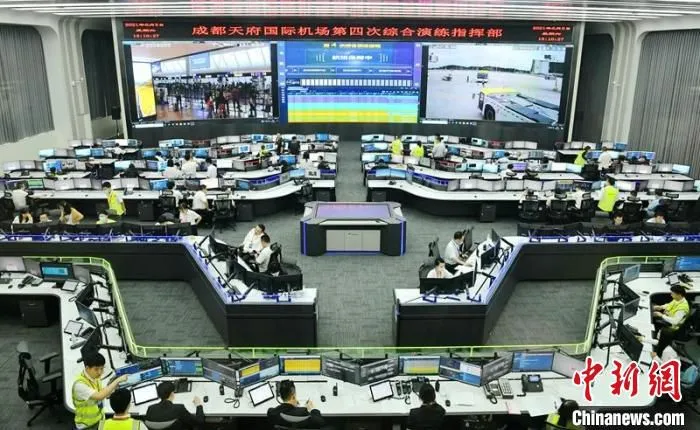 成都天府国际机场运行控制中心一片忙碌。　刘忠俊 摄