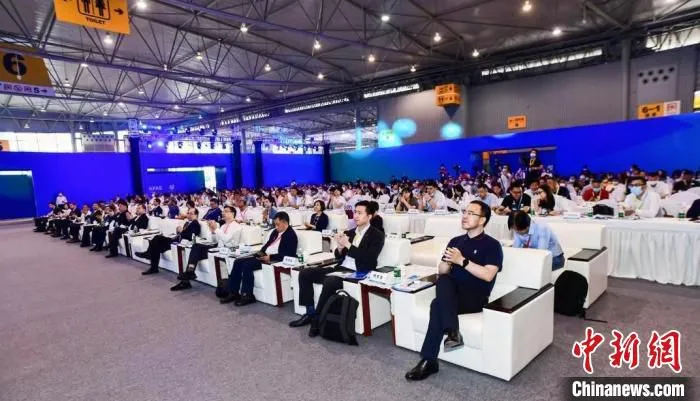 2021中国新能源汽车国际合作大会开幕式现场。(四川省贸促会 供图)