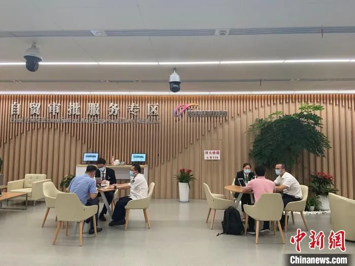 浙江自贸试验区萧山区块行政服务中心开辟自贸审批服务专区。　黄慧 摄