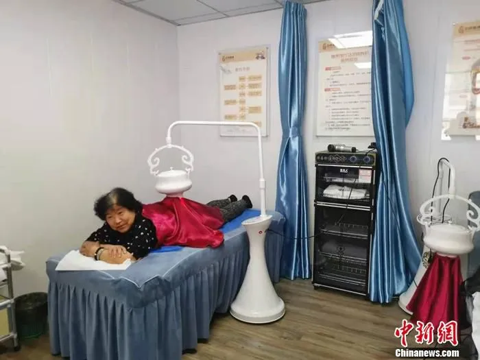 图为居民在享受理疗项目。 中新网记者 谢艺观 摄