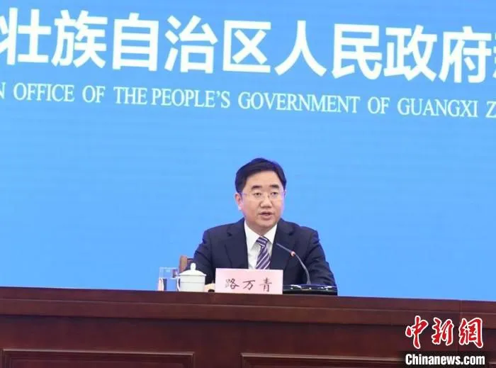 图为路万青在介绍情况 林浩 摄
