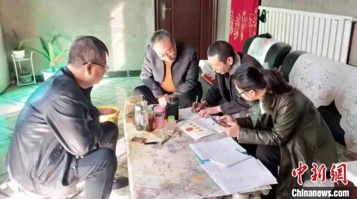 生态环境局襄汾分局工作人员到企现场指导。　任丽娜 摄