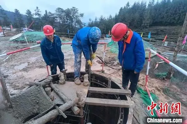 图为青海送变电工程有限公司施工人员对混凝土进行振捣作业。　杨成辉 摄