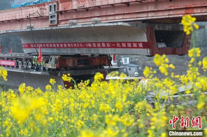 地莪双线大桥箱梁正在架设。　瞿宏伦 摄