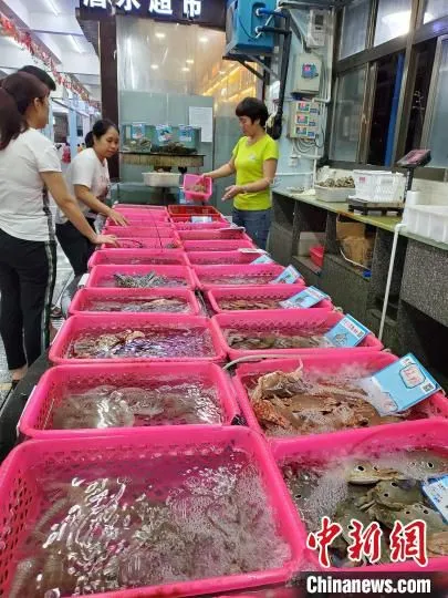 三亚海鲜卖场。　记者王晓斌 摄