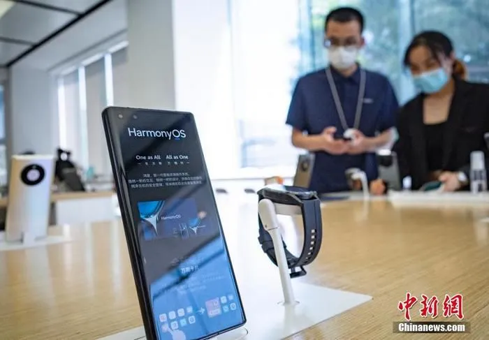 6月3日，位于北京市的一家华为授权体验店内，消费者在咨询了解搭载HarmonyOS 2(鸿蒙)系统的手机等产品。6月2日20时，中国华为公司通过线上发布会的形式，正式发布鸿蒙HarmonyOS 2系统及多款搭载HarmonyOS 2的新产品，华为手机、平板等百款设备将陆续启动HarmonyOS 2升级。HarmonyOS是新一代智能终端操作系统，为不同设备的智能化、互联与协同提供统一的语言。 中新社记者 侯宇 摄