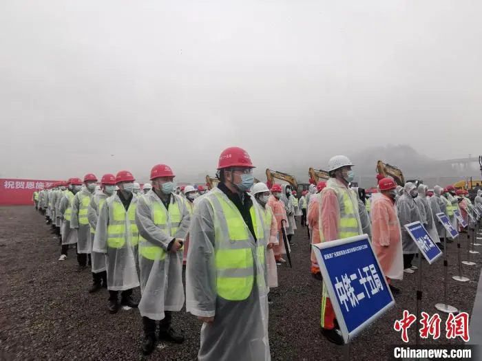 16日，万开达高速开工仪式现场。　张旭 摄