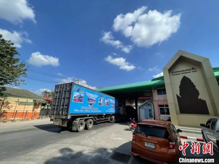 图为首个经中老铁路周转进入柬埔寨，搭载有制衣原材料等货物的上海瑞翊国际物流有限公司货柜。　欧阳开宇　摄
