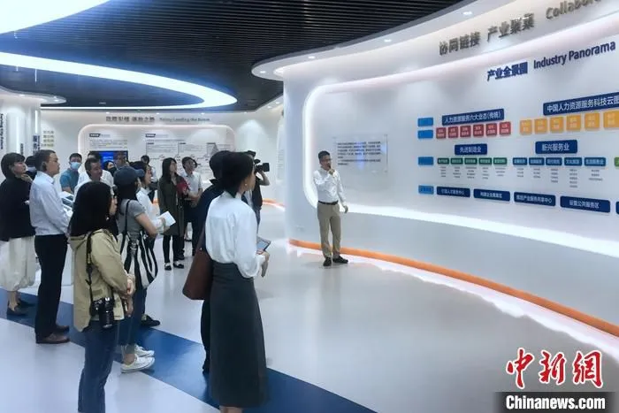 5月10日，中外媒体参访中国成都人力资源服务产业园。 中新社记者 岳依桐 摄