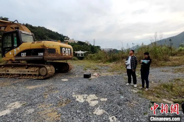 图为华侨大学学生对新屯村进行精确测绘。　华侨大学供图