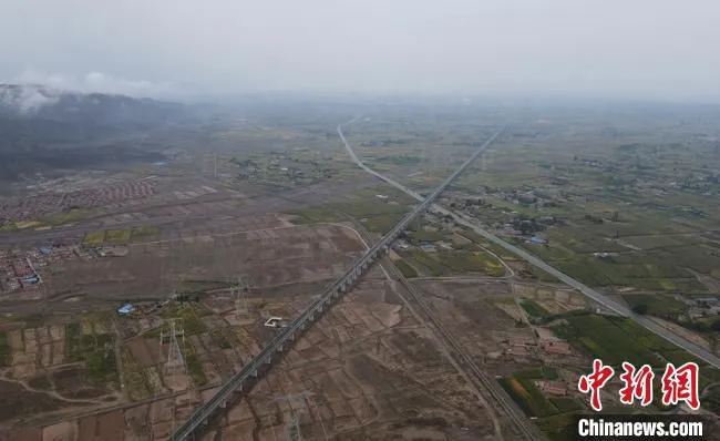 图为航拍镜头下的中兰客专。　徐凌波 摄