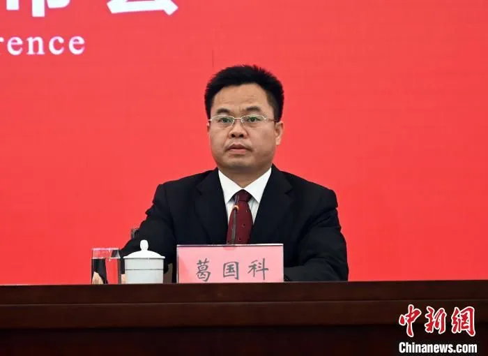 图为百色市市长葛国科介绍相关情况。　杨志雄 摄