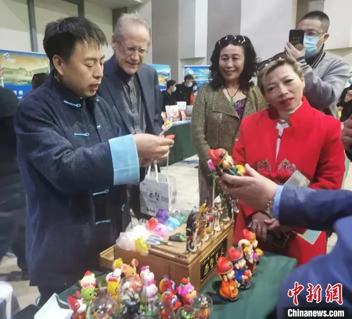 活动现场，锦州面人吸引与会人士。　周音 摄