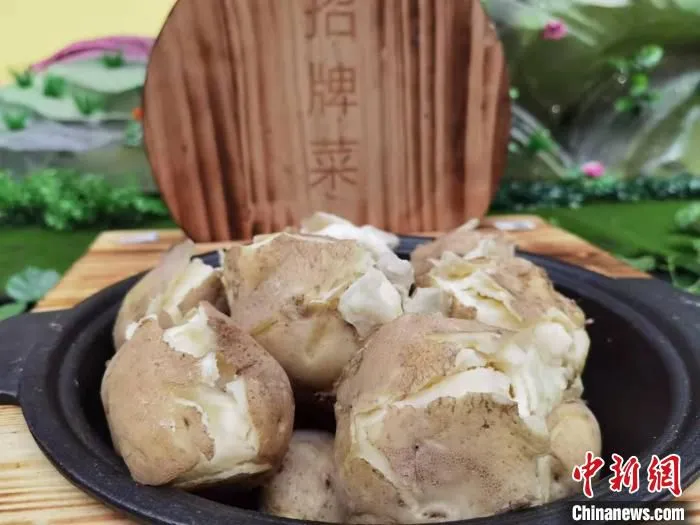 图为定西的水煮马铃薯展示。　张婧 摄