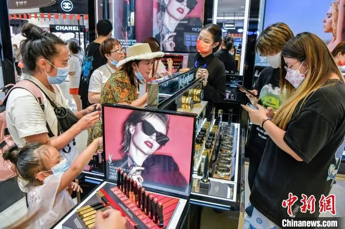 图为顾客在免税店选购化妆品。　骆云飞　摄