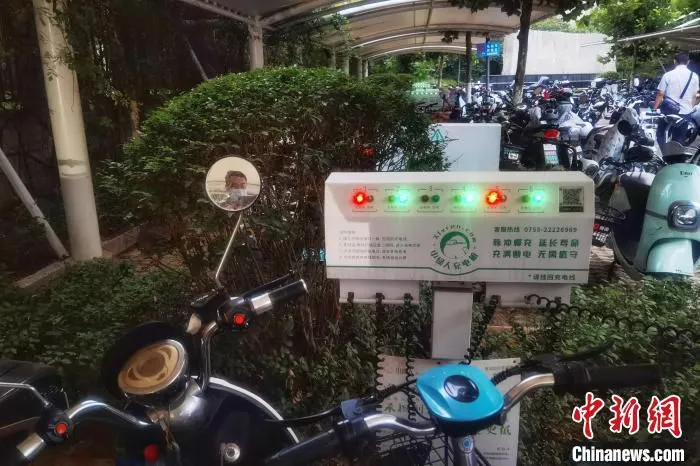 图为济南一企业为修建电动车充电棚，实现规范化管理，为职工解决电动车回家不方便充电问题。　梁犇 摄