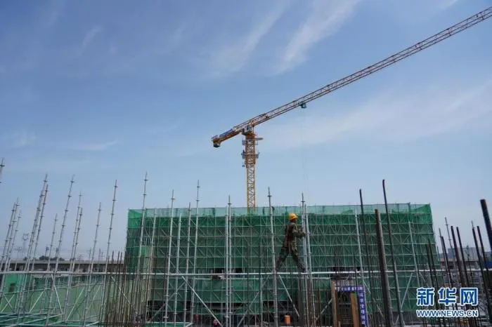 7月3日，中铁十二局的工人在雄安新区容西片区建设现场施工。新华社记者 牟宇 摄