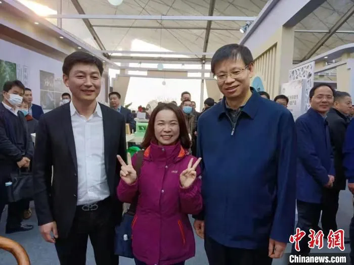 江苏省委常委、苏州市委书记许昆林在展会上品尝了叶素珍的“水乡丽人”茶并与她合影。　受访者供图 摄