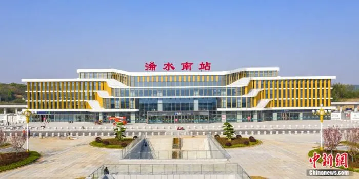浠水南站位于湖北省浠水县，是该县首座高铁站，总建筑面积18964.45平方米。(中铁电气化局供图)