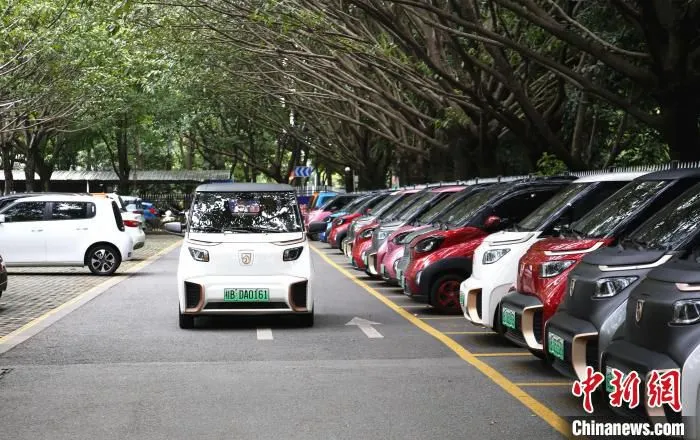 10月22日，广西柳州市一停车场停放的新能源汽车。　朱柳融 摄