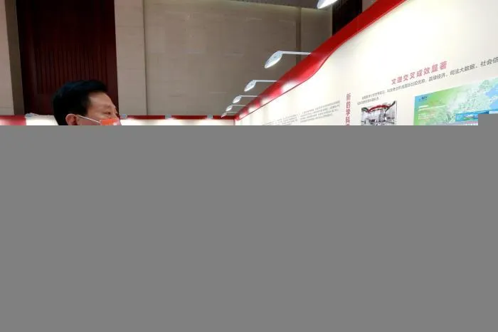 展览包括序言、结语以及“党建领航、优势凸显”“学科优化、长高变强”等共13个板块。　梁犇 摄