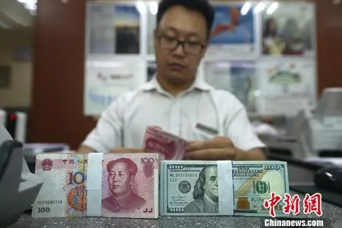 资料图：一银行工作人员清点货币。中新社记者 张云 摄