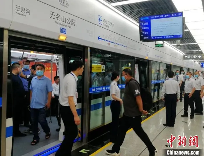 28日上午，徐州民众在无名山公园站乘上首趟地铁。　朱志庚 摄