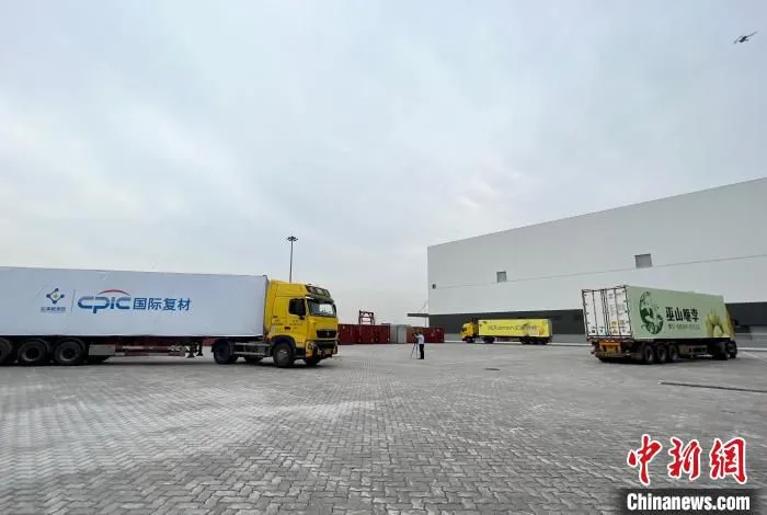 图为中新(重庆)多式联运示范基地发出首批联运班车。　钟旖 摄