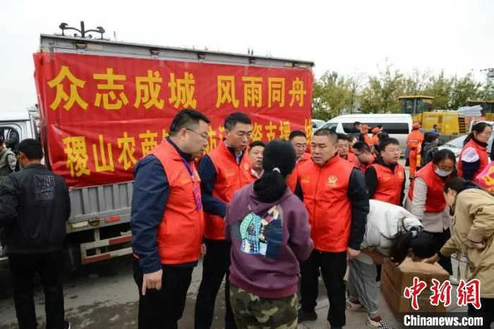 山西农信系统安排专项资金用于防汛救灾、灾后重建和农业生产恢复及秋播。　李明辉 摄
