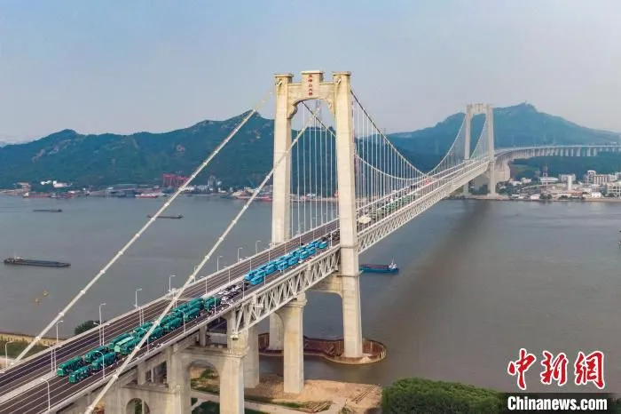 6月30日，五峰山长江大桥南北公路接线开通。当天，航拍中的五峰山长江大桥在蓝天白云的映衬下蔚为壮观。　泱波 摄
