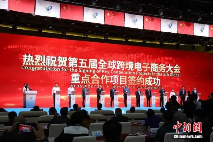 图为开幕式重点合作项目签约仪式现场。 中新社记者 阚力 摄 　