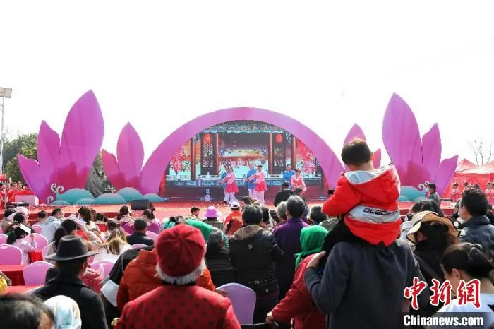 3月14日，“响”见桃花海，“道”听三国事，2021第四届中国·肥东桃花节开幕。肥东县宣传部供图