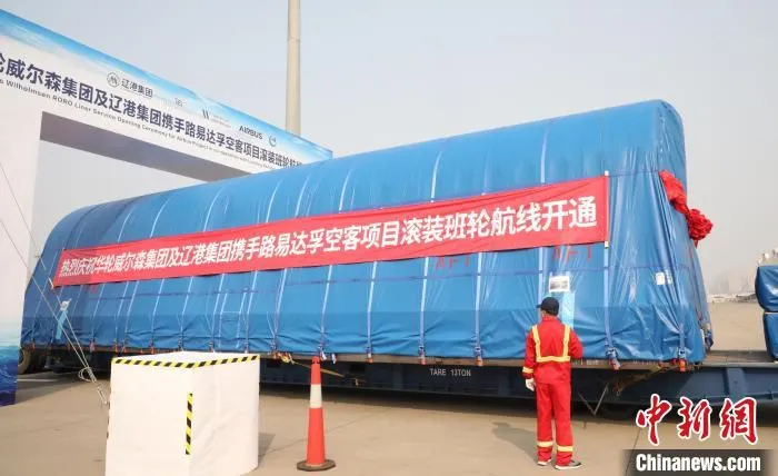 ?10月25日，大窑湾出入境边防检查站开通绿色通道，为“卡门”号货轮办理了出境通关手续。　杨毅 摄