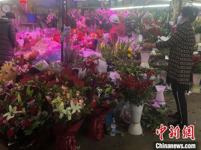 鲜花市场里的花束。 中新网 左宇坤 摄