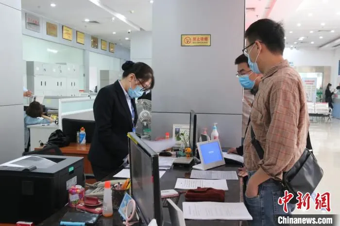 图为福鼎市民在“九窗合一”窗口办理业务。　王婷婷 摄