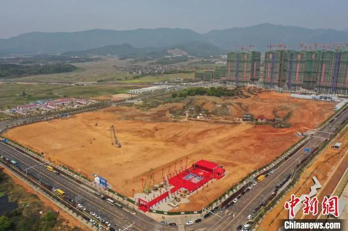 南昌轨道交通产业园位于南昌市新建区经济开发区，园区总用地面积约3000亩，分三期完成建设，产值规模逾千亿元。其中，一期面积为783亩，投资62亿元。　刘占昆 摄