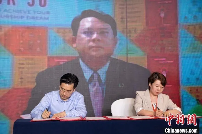 图为现场举行签约仪式。　杨泽胜 摄